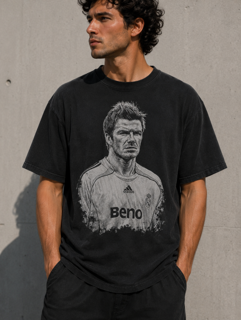Svart t-shirt med handtecknat porträtt av David Beckham i Real Madrid-tröja – Legends Collection